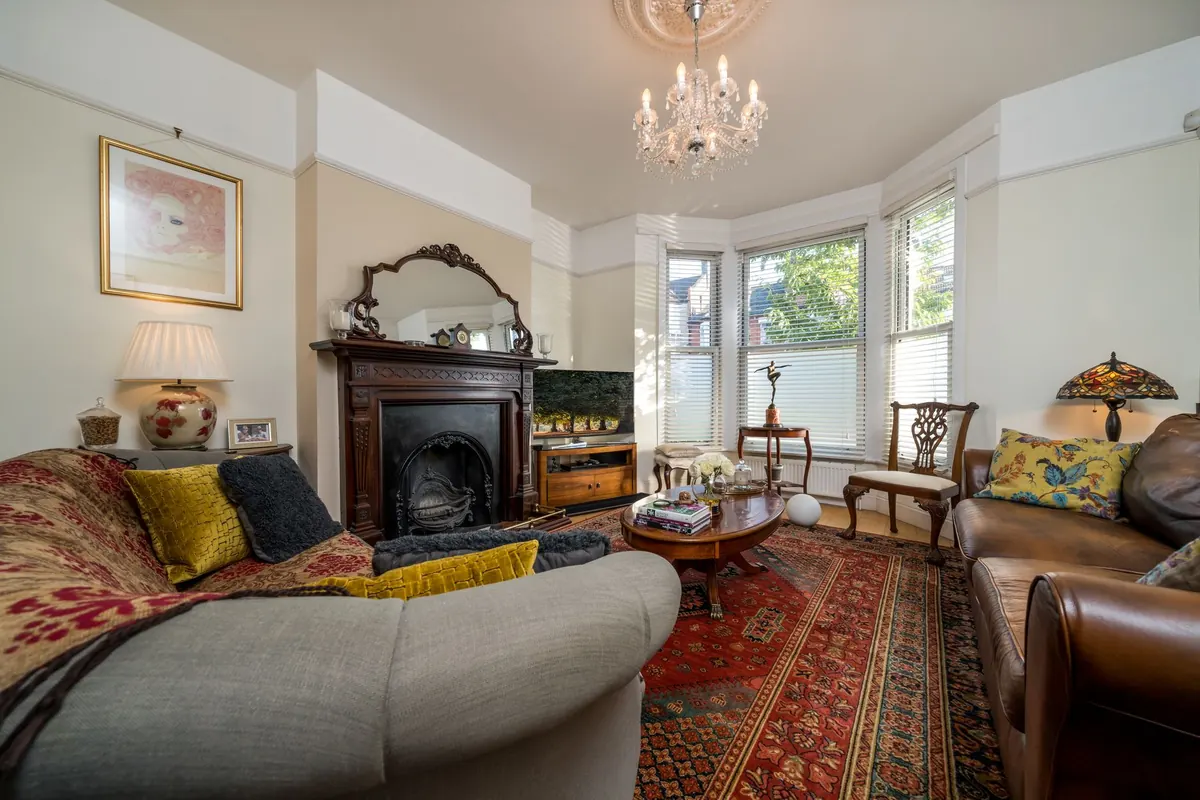 How to Choose Curtains and Blinds for Bay Windows