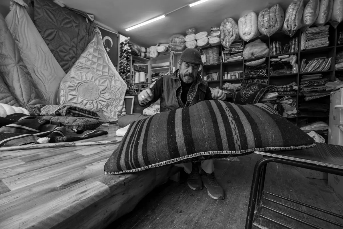 How to Mix Cushions, Throws, and Rugs Without Colour Clashing